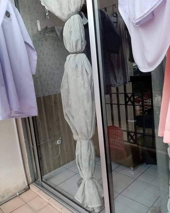 Definisi kreatif yang bikin bingung sekaligus cukup berguna. Kalau ada yang kayak gini di jendela kan pasti maling juga jadi terkejut. Mau coba ide yang satu ini? Foto: 1cak.com