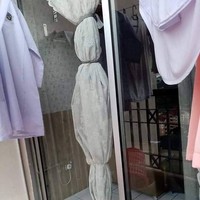 Definisi kreatif yang bikin bingung sekaligus cukup berguna. Kalau ada yang kayak gini di jendela kan pasti maling juga jadi terkejut. Mau coba ide yang satu ini? Foto: 1cak.com