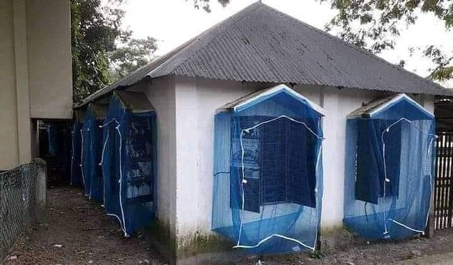 Kalau yang satu ini definisi cara mengamankan rumah dari nyamuk. Niatnya supaya kalau jendelanya dibuka, nyamuk nggak akan masuk. Kalau mau maling rumah ini pasti auto bingung deh.. Foto: 1cak.com