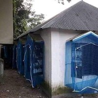 Kalau yang satu ini definisi cara mengamankan rumah dari nyamuk. Niatnya supaya kalau jendelanya dibuka, nyamuk nggak akan masuk. Kalau mau maling rumah ini pasti auto bingung deh.. Foto: 1cak.com