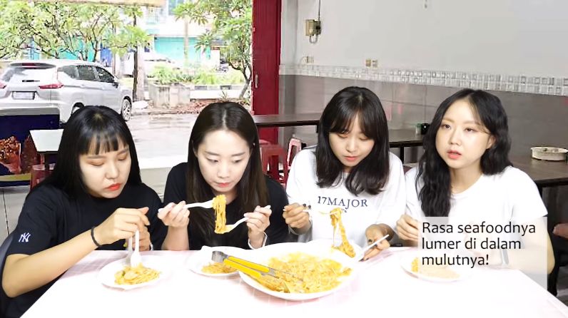 Gadis Korea Cicipi Mie Celor, Katanya Mirip Pasta Mawar.