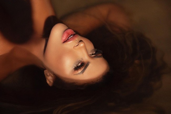 Aku sudah berada di titik di mana aku dewasa, aku sadar aku wanita yang kuat dan teguh. Aku dulu takut sendirian tapi aku sadar aku butuh belajar untuk merasa bahagia dengan diri sendiri. Foto: Instagram @cristianegaleraoficial