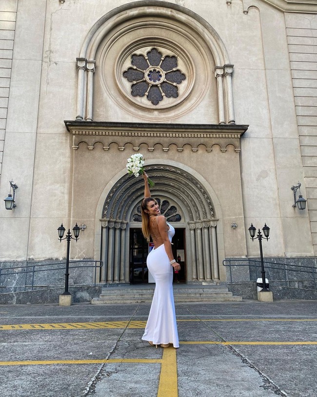 Dilansir Daily Star, Cris mengatakan bahwa pria itu melamarnya dengan mahar senilai £365 ribu atau sekitar Rp 7 miliaran. Apa Cris tergoda menerima tawaran darinya? Foto: Instagram @cristianegaleraoficial