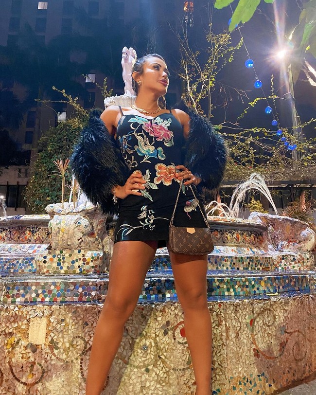 Cris sendiri memutuskan untuk menikahi diri sendiri setelah sadar bahwa dirinya adalah wanita kuat. Foto: Instagram @cristianegaleraoficial