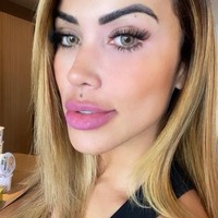 Seorang model Brasil bernama Cris Galera baru-baru ini jadi sorotan karena menikahi dirinya sendiri. Ia mengaku hal itu dilakukan karena sudah lelah bergantung pada pria. Foto: Instagram @cristianegaleraoficial