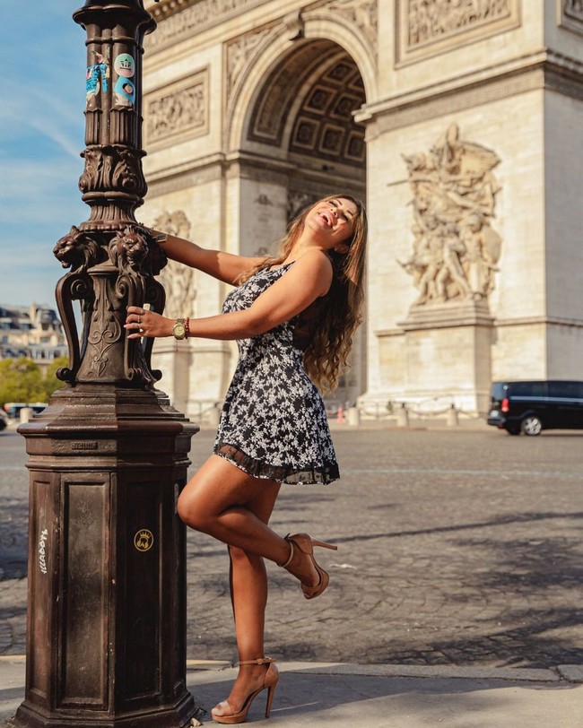 Setelah mengungkap bahwa ia menikahi diri sendiri, Cris tak hanya menarima lamaran dengan mahar miliaran tapi juga komentar kurang menyenangkan. Aku terkejut dengan pesan-pesan dari hater tapi aku tidak membayangkan aku akan terkejut dengan lamaran seksis seperti ini, ujarnya. Foto: Instagram @cristianegaleraoficial