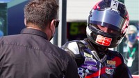Kecelakaan pebalap muda berusia 15 tahun ini melibatkan empat rider lain, yakni Alejandro Carrion, Daniel Mogeda, Yeray Ruiz, dan Harry Khouri. Red flag pun berkibar, balapan ditunda. Para rider yang terlibat mendapatkan perawatan medis. Foto: Instagram @deanbertavinales21
