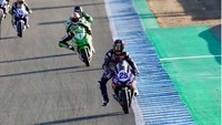 Dia membela tim Vinales Racing Team yang dibentuk oleh ayah Maverick Vinales, Angel Vinales. Pebalap muda memiliki potensi, selama debutnya Berta sudah posisi keempat terbaik di Magny-Cours di Race 2 dan posisi keenam di Race 2 Barcelona-Catalunya. Foto: Instagram @deanbertavinales21