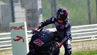 Dia mengalami kecelakaan di lap 11 tikungan dua pada race pertama seri ketujuh yang berlangsung di Sirkuit Jerez, Spanyol, Sabtu (25/9/2021). Foto: Instagram @deanbertavinales21