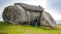 Casa do Penedo. Rumah ini terletak di Portugal dan dibangun pada 1974. Tidak ada aliran listrik, jadi untuk penerangan biasanya penghuninya menggunakan lilin.