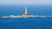 Bishop Rock. Bishop Rock masuk dalam The Guinness Book of World Records. Pulau ini terletak di lepas pantai Cornwall. Dibangun pada 1858.