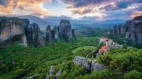 Meteora. Kompleks biara ini terletak di Yunani dan merupakan Situs Warisan Dunia UNESCO.