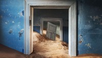 Ghost Town. Tempat ini terletak di gurun Namib, Kolmanskop yang merupakan wilayah pertambangan.