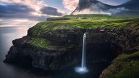 Gásadalur-Vágar, Kepulauan Faroe. Desa ini terletak di pulau Vagar Kepulauan Faroe. Desa ini hanya dihuni oleh 18 orang dan terakhir diakses oleh kendaraan pada 2004 lalu.