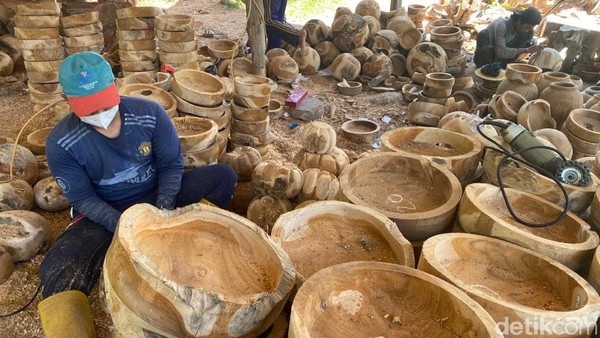 Selama ini, akar kayu jati tersebut biasanya hanya sebagai limbah yang tidak manfaatkan. Namun di tangan para perajin, limbah ini bisa jadi karya seni bernilai tinggi. (Febrian Chandra/detikTravel) Selama ini, akar kayu jati tersebut biasanya hanya sebagai limbah yang tidak manfaatkan. Namun di tangan para perajin, limbah ini bisa jadi karya seni bernilai tinggi. (Febrian Chandra/detikTravel)