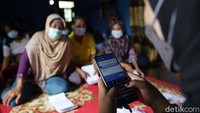 PNM Mekaar Syariah merupakan layanan pemberdayaan berbasis kelompok sesuai ketentuan hukum Islam yang berdasarkan fatwa dan/atau pernyataan kesesuaian syariah dari Dewan Syariah Nasional Majelis Ulama Indonesia yang ditujukan bagi perempuan pra-sejahtera pelaku usaha ultra mikro, melalui : Peningkatan pengelolaan keuangan untuk mewujudkan cita-cita dan kesejahteraan keluarga; Pembiayaan modal usaha tanpa agunan; Pembiasaan budaya menabung; Peningkatan kompetensi kewirausahaan dan pengembangan bisnis.