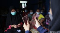 Program Mekaar Syariah dilaksanakan melalui indoktrinasi usaha sesuai syariat Islam yaitu : Pertemuan mingguan yang wajib dilakukan secara disiplin dan tepat waktu dengan mengucapkan doa, janji nasabah, janji account officer mekaar syariah, janji bersama. Nasabah Mekaar syariah adalah mereka yang telah mempunyai usaha, atau akan melakukan usaha, atau yang pernah usaha karena sudah mempunyai pengalaman usaha sebelumnya sesuai syariat islam. Nasabah wajib memiliki usaha setelah diberikan pembiayaan. Dari penerima sedekah menjadi pemberi sedekah.