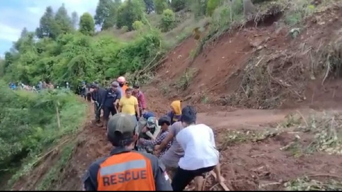 Evakuasi mahasiswa yang terjebak tanah longsor di Luwu