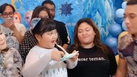 Olly ternyata sosok yang dikenal sangat dekat dengan keluarga. Pada awal tahun 2021 ini, Olly bahkan baru saja melangsung pernikahannya yang kedua dengan Rafly Tilaar. Foto: Instagram/niadaniatynew