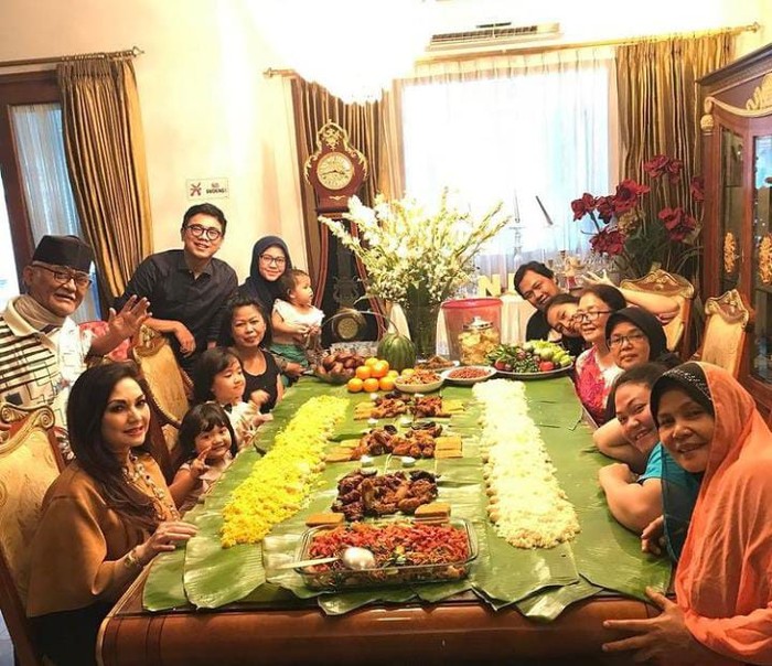 Begini Keakraban Olivia, Putri Nia Daniaty Saat Makan Bersama Keluarga