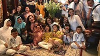 Kekompakan keluarga ini bahkan juga terlihat saat acara yang melibatkan keluarga besar. Salah satunya adalah persyaan Idul Fitri yang menjadi momen manis keluarga besar Nia Daniaty. Foto: Instagram/niadaniatynew