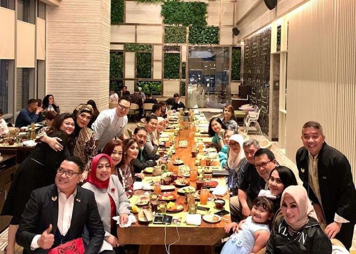 Begini Keakraban Olivia, Putri Nia Daniaty Saat Makan Bersama Keluarga