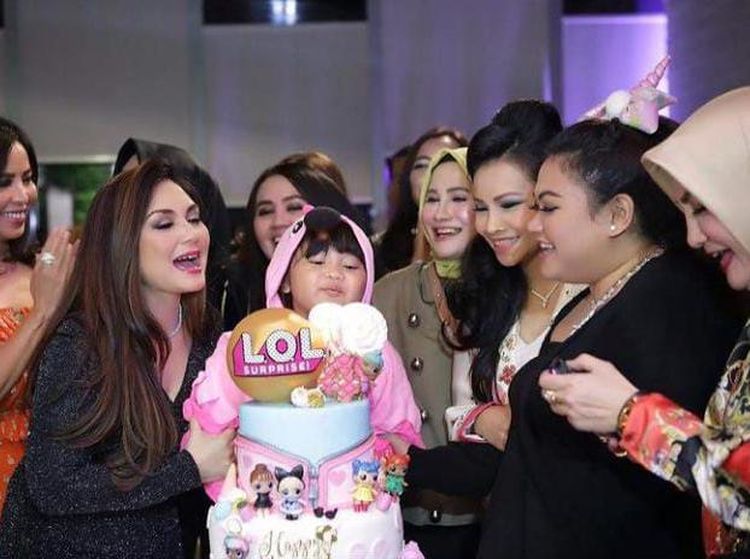 Begini Keakraban Olivia, Putri Nia Daniaty Saat Makan Bersama Keluarga