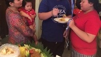 Kedekatan Olly dan sang adik juga terlihat pada unggahan ibunya. Momen perayaan ulang tahun adik laki-laki satu-satunya Olly terlihat begitu manis. Foto: Instagram/niadaniatynew