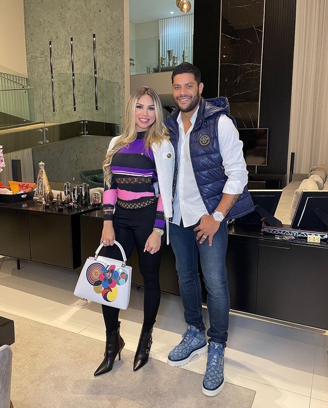 Meski sebenarnya tidak punya ikatan darah, hubungan antara Hulk dan Camila membuat Iran sakit hati. Namun Hulk sendiri mengatakan jika ia baru berkencan dengan Camila setelah perceraian. Foto: Instagram @hulkparaiba