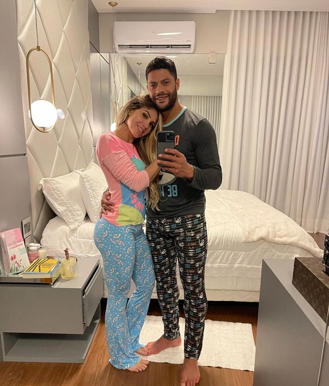 Dalam postingannya baru-baru, Hulk mengumumkan bahwa sang istri tengah berbadan dua. Pria 35 tahun itu tampak menggendong Camila selagi mereka menunjukkan hasil USG. Foto: Instagram @hulkparaiba