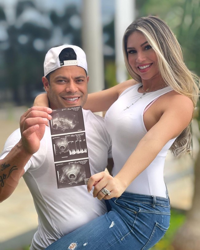 Givanildo Vieira de Sousa atau yang dikenal dengan panggilan Hulk baru-baru ini mengumumkan kehamilan istrinya, Camila Sousa. Kisah cinta mereka pun kembali jadi perbincangan karena diketahui dulu pernah jadi paman dan keponakan. Foto: Instagram @hulkparaiba