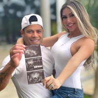 Givanildo Vieira de Sousa atau yang dikenal dengan panggilan Hulk baru-baru ini mengumumkan kehamilan istrinya, Camila Sousa. Kisah cinta mereka pun kembali jadi perbincangan karena diketahui dulu pernah jadi paman dan keponakan. Foto: Instagram @hulkparaiba