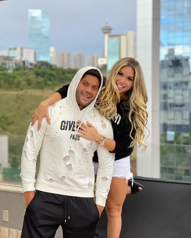 Sebelum jadi suami istri, Hulk dan Camila diketahui ada ikatan keluarga. Sebelumnya Hulk pernah menikahi Iran Angelo yang merupakan tante Camila. Otomatis, status mereka dulu paman-keponakan. Foto: Instagram @hulkparaiba