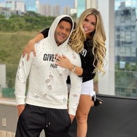 Sebelum jadi suami istri, Hulk dan Camila diketahui ada ikatan keluarga. Sebelumnya Hulk pernah menikahi Iran Angelo yang merupakan tante Camila. Otomatis, status mereka dulu paman-keponakan. Foto: Instagram @hulkparaiba