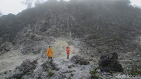Etape selanjutnya, yakni menuju Puncak Rengganis. Puncak ini menyajikan panorama indah, eksotis, dan mistis. (Chuk Shatu W/detikcom)