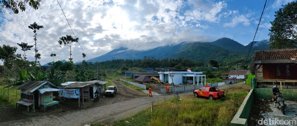 Gunung ini selalu mendapat tempat di hati pecinta ketinggian karena pemandangannya yang indah. (Hakim Ghani/detikcom) Gunung ini selalu mendapat tempat di hati pecinta ketinggian karena pemandangannya yang indah. (Hakim Ghani/detikcom)