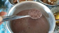 Kuahnya itu santan tapi merasnya di atas bubur gude yang mulai mendidih. Jadi parutan kelapanya ikut dimasukkan juga, tutur Siti Rukhayah kepada detikcom, Sabtu (25/9/2021). Foto: Erliana Riady