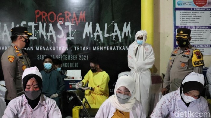 Kegiatan vaksinasi COVID-19 di Kendal digelar dengan tema horor. Digelar malam hari, program vaksinasi itu turut jadi ajang uji nyali. Penasaran?