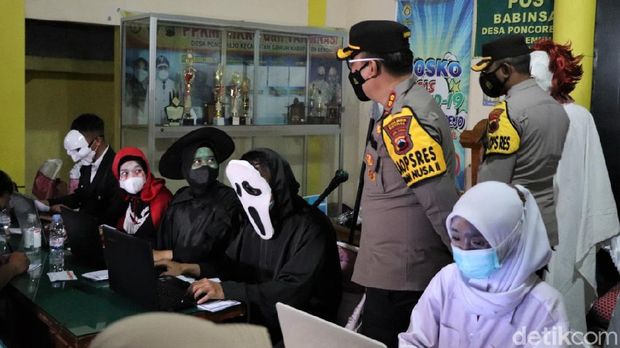 Kegiatan vaksinasi COVID-19 di Kendal digelar dengan tema horor. Digelar malam hari, program vaksinasi itu turut jadi ajang uji nyali. Penasaran?