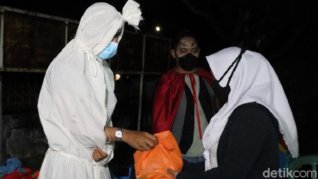 Kegiatan vaksinasi COVID-19 di Kendal digelar dengan tema horor. Digelar malam hari, program vaksinasi itu turut jadi ajang uji nyali. Penasaran?