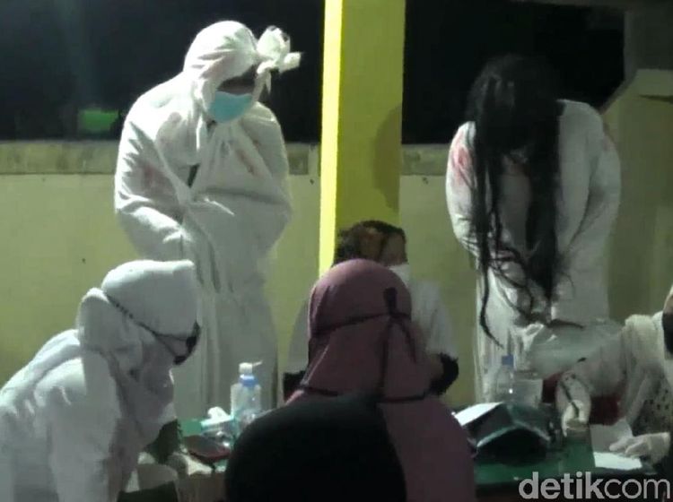 Hiii... Vaksinasi COVID-19 di Sini Bisa Sambil Uji Nyali