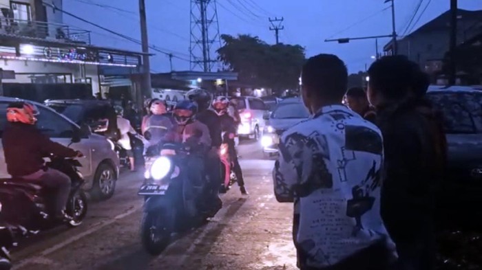 Jalan macet imbas dari adanya bentrokan dua ormas di perbatasan Cianjur-Sukabumi.