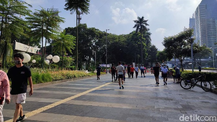 Kawasan Sudirman-Thamrin ramai warga berolahraga.