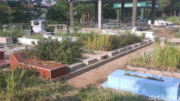 Kondisi makam Amir Sjariffoedin dan 10 tokoh PKI lain di TPU Ngaliyan, Karanganyar, Jawa Tengah, Minggu (26/9/2021). Kondisi makam Amir Sjariffoedin dan 10 tokoh PKI lain di TPU Ngaliyan, Karanganyar, Jawa Tengah, Minggu (26/9/2021).