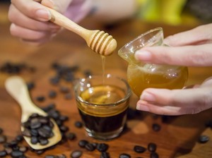 Kopi Campur Madu Diklaim Lebih Sehat, Ini 5 Manfaatnya