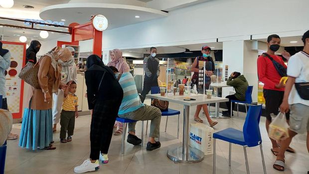 Mal-mal di surabaya mulai ramai pengunjung saat weekend. Apalagi anak usia 12 tahun sudah diperbolehkan masuk mal. Itu terbukti area food court di Tunjungan Plaza (TP) 1 tampak ramai