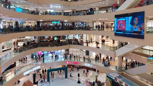 Mal-mal di surabaya mulai ramai pengunjung saat weekend. Apalagi anak usia 12 tahun sudah diperbolehkan masuk mal. Itu terbukti area food court di Tunjungan Plaza (TP) 1 tampak ramai