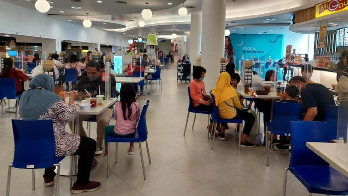Mal-mal di surabaya mulai ramai pengunjung saat weekend. Apalagi anak usia 12 tahun sudah diperbolehkan masuk mal. Itu terbukti area food court di Tunjungan Plaza (TP) 1 tampak ramai