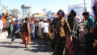 Diketahui, Taliban menggantung empat mayat penculik di Kota Herat, Afghanistan. Aksi itu sontak menggegerkan warga di negara tersebut dan publik internasional. Sadar menjadi sorotan dunia, Taliban pun buka suara terkait aksi mengerikan tersebut. Kelompok itu mengatakan tindakan tersebut dilakukan agar jadi pelajaran bahwa penculik dan pelaku kriminal tidak akan ditoleransi oleh Taliban.