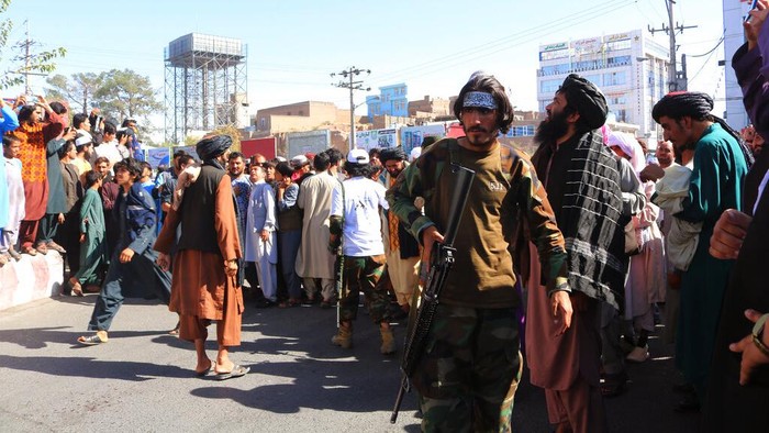 Taliban menggantung mayat yang disebut sebagai pelaku penculikan di Kota Herat, Afghanistan. Aksi itu sontak bikin geger warga di negara tersebut.